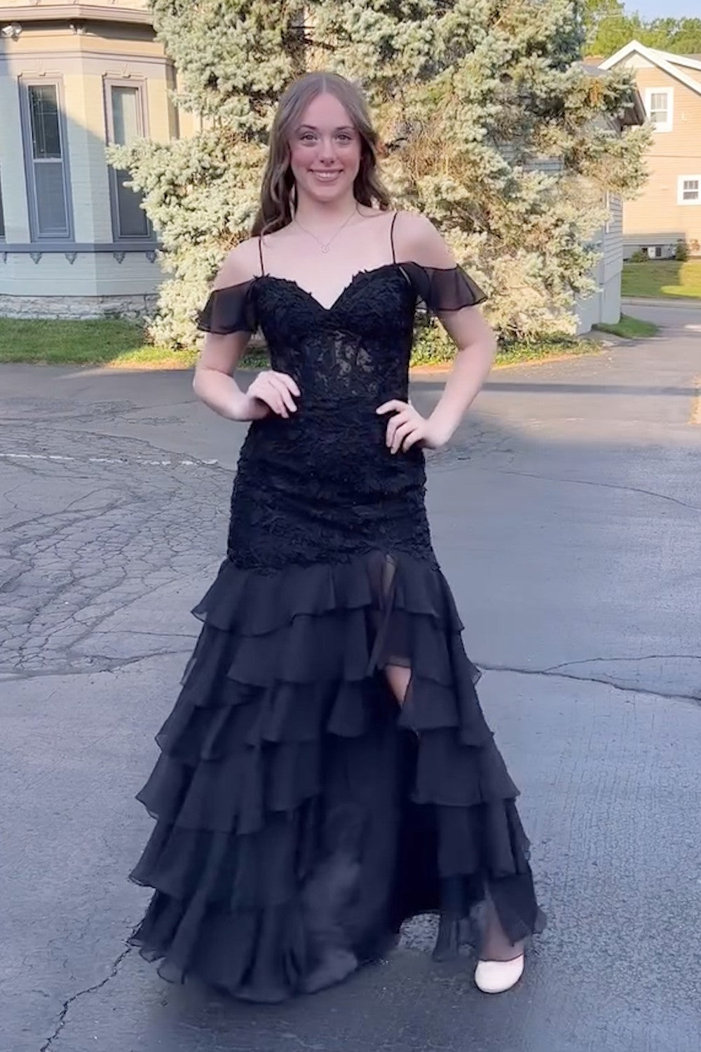 Robe de bal longue sirène à épaules dénudées en mousseline de soie à volants et appliques