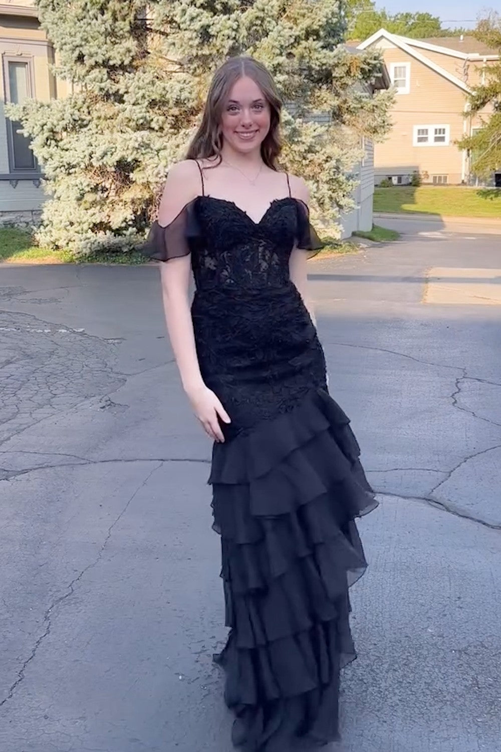 Robe de bal longue sirène à épaules dénudées en mousseline de soie à volants et appliques
