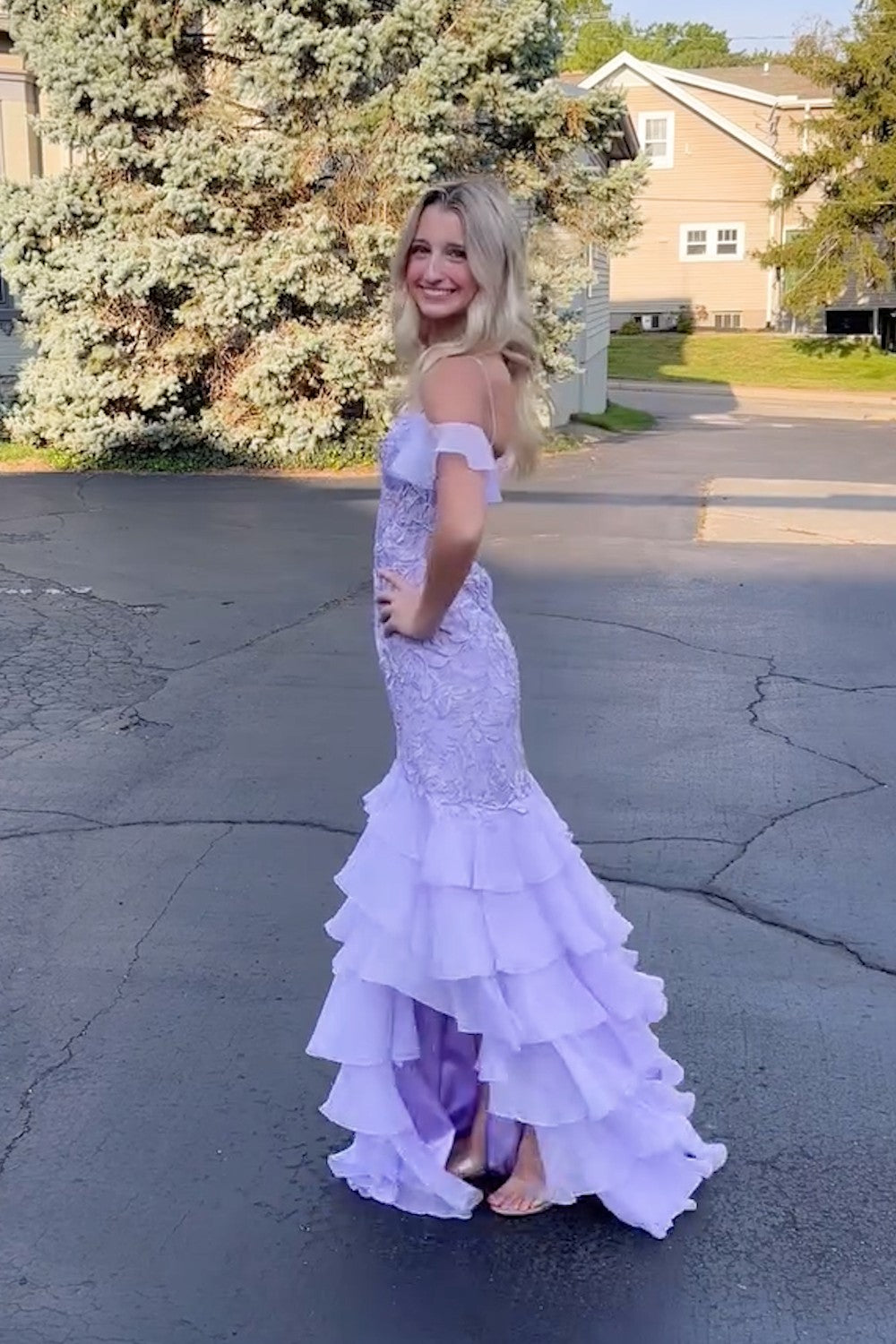 Robe de bal longue sirène à épaules dénudées en mousseline de soie à volants et appliques