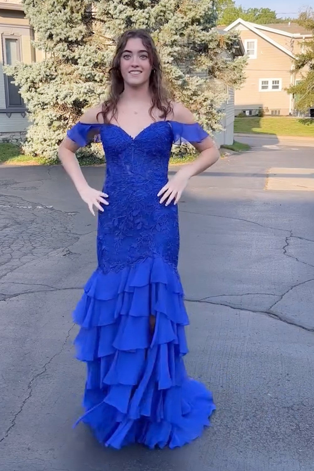 Robe de bal longue sirène à épaules dénudées en mousseline de soie à volants et appliques