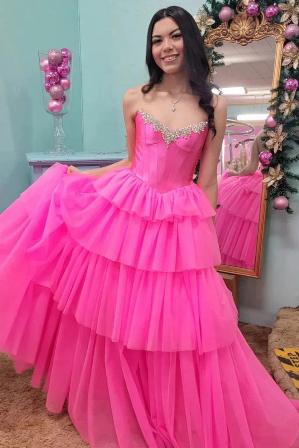 Robe de bal longue en tulle à épaules dénudées, coupe trapèze, bustier à volants et fente.
