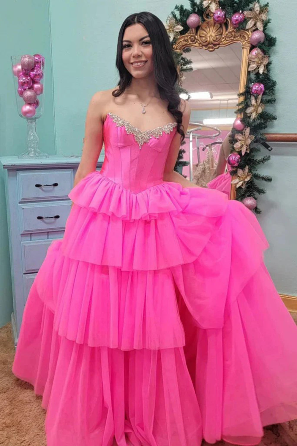 Robe de bal longue en tulle à épaules dénudées, coupe trapèze, bustier à volants et fente.
