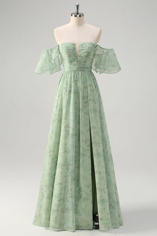 Vestido largo de fiesta color salvia, corte en A, de gasa, fruncido, con hombros descubiertos y abertura.