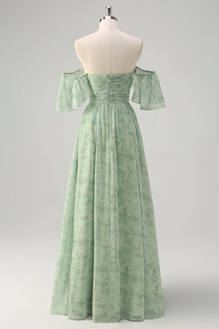 Vestido largo de fiesta color salvia, corte en A, de gasa, fruncido, con hombros descubiertos y abertura.