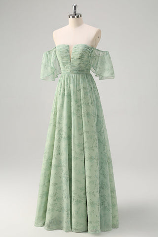 Vestido largo de fiesta color salvia, corte en A, de gasa, fruncido, con hombros descubiertos y abertura.