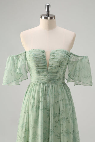 Vestido largo de fiesta color salvia, corte en A, de gasa, fruncido, con hombros descubiertos y abertura.