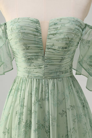 Vestido largo de fiesta color salvia, corte en A, de gasa, fruncido, con hombros descubiertos y abertura.