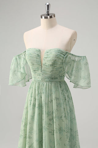 Vestido largo de fiesta color salvia, corte en A, de gasa, fruncido, con hombros descubiertos y abertura.