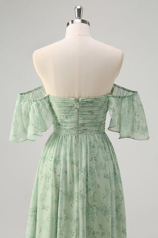 Vestido largo de fiesta color salvia, corte en A, de gasa, fruncido, con hombros descubiertos y abertura.