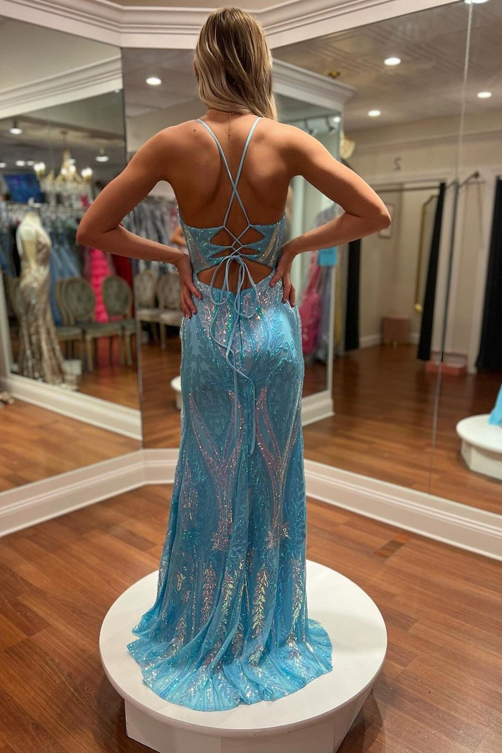 Robe de bal longue sirène à sequins et fines bretelles spaghetti, fendue, avec fente.