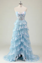 Robe de bal longue à sequins scintillants, coupe trapèze, bustier à volants et fente.