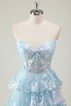Robe de bal longue à sequins scintillants, coupe trapèze, bustier à volants et fente.