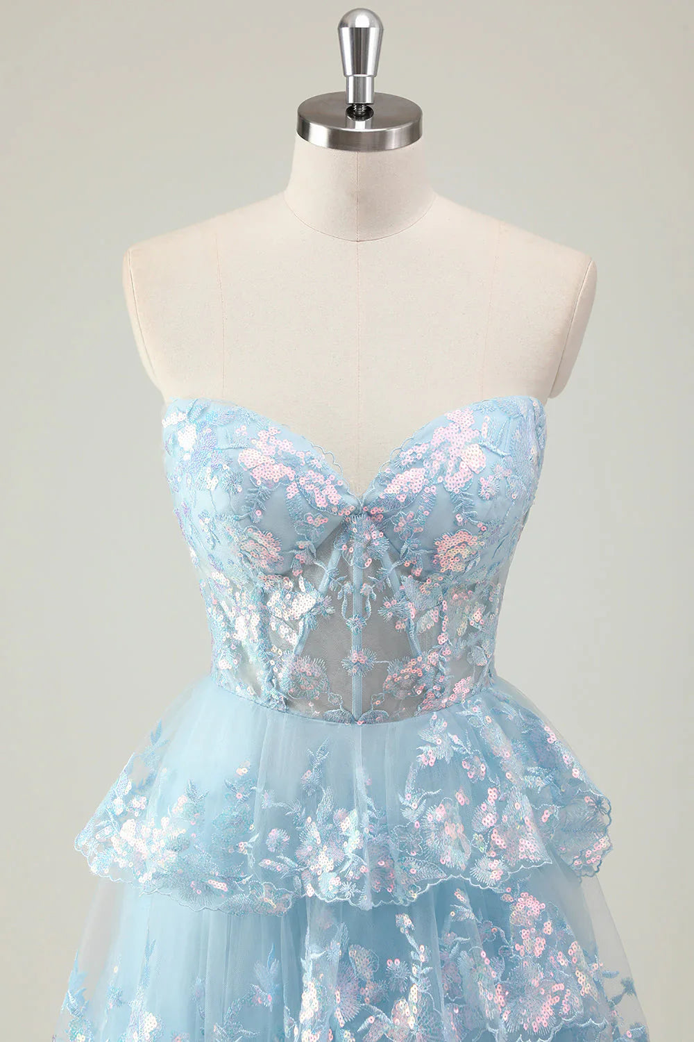Robe de bal longue à sequins scintillants, coupe trapèze, bustier à volants et fente.