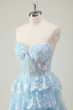Robe de bal longue à sequins scintillants, coupe trapèze, bustier à volants et fente.