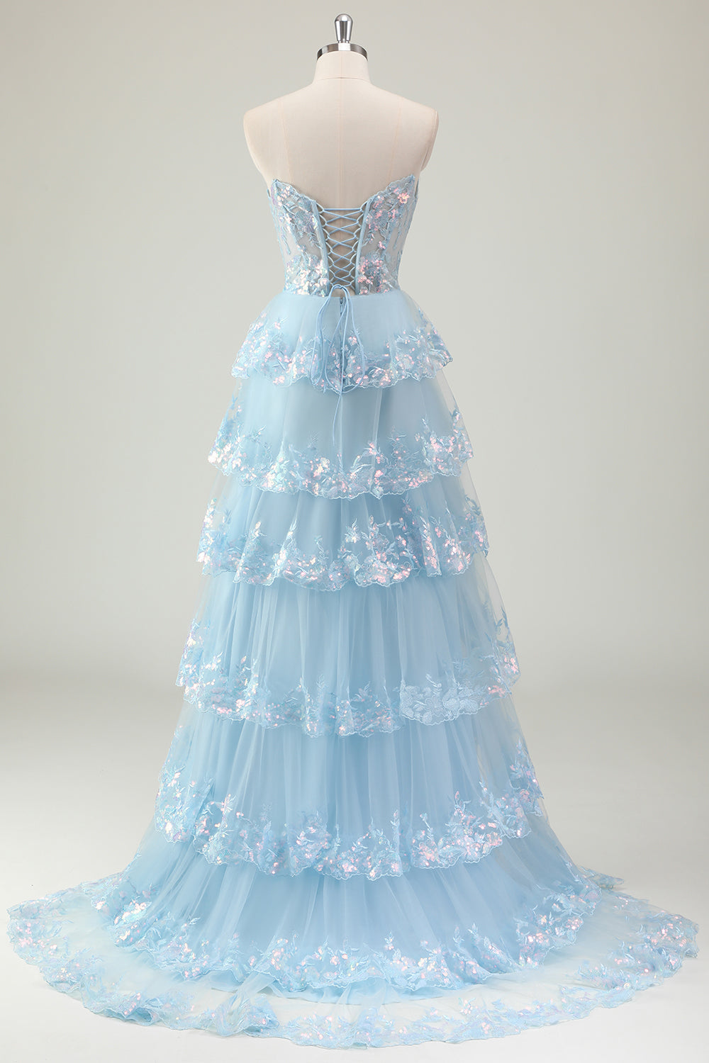 Robe de bal longue à corset en tulle à sequins scintillants, coupe trapèze, décolleté cœur et fente. Coupe trapèze, décolleté cœur, bustier à volants et sequins. Fente.