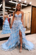Robe de bal longue à sequins scintillants, coupe trapèze, bustier à volants et fente.
