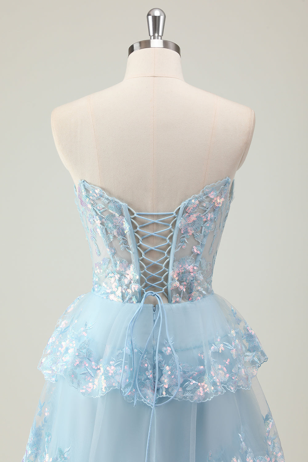 Robe de bal longue à corset en tulle à sequins scintillants, coupe trapèze, décolleté cœur et fente. Coupe trapèze, décolleté cœur, bustier à volants et sequins. Fente.