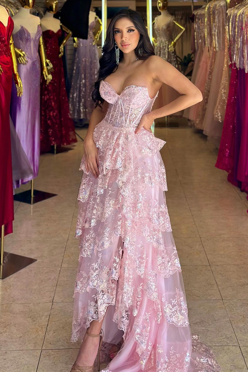 Robe de bal longue bustier à volants et fente, couleur grenat/bleu clair.