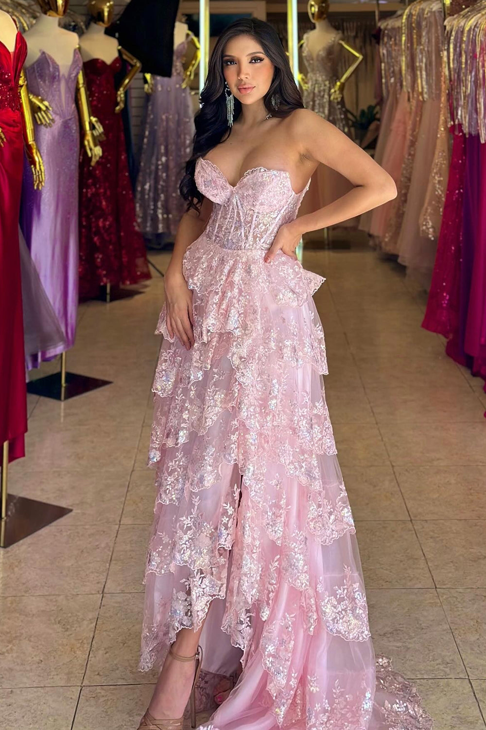Robe de bal longue à sequins scintillants, coupe trapèze, bustier à volants et fente.