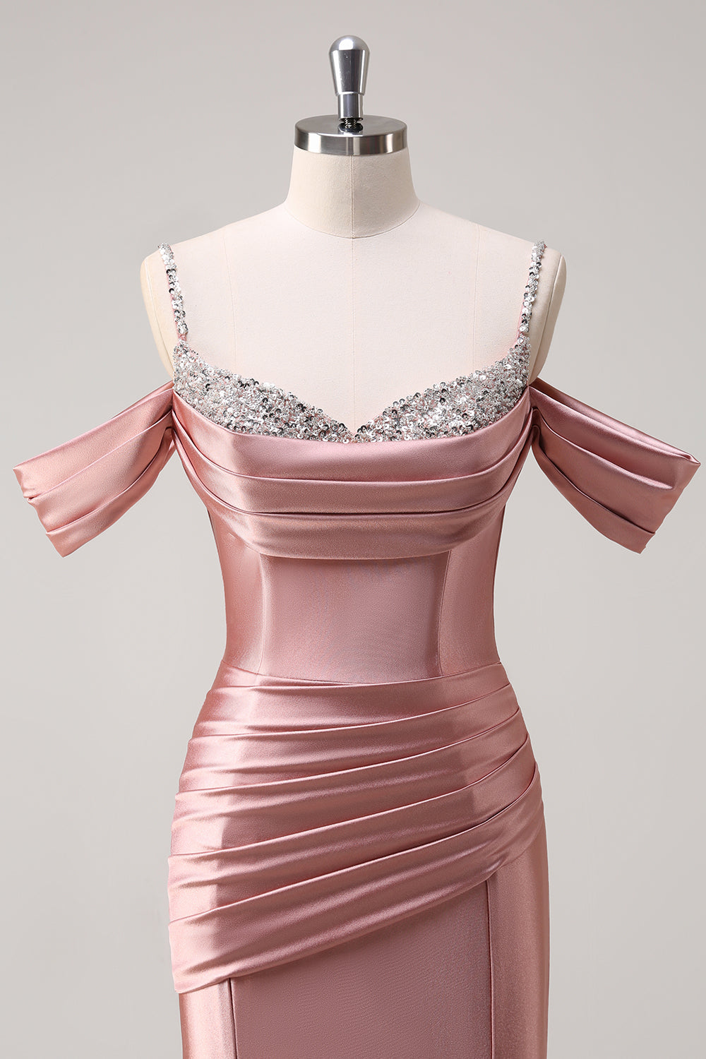 Robe de bal longue sirène en satin rose poudré à fines bretelles froncées et sequins