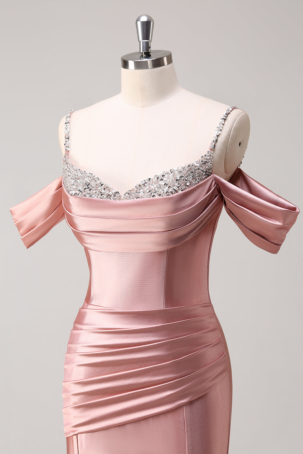 Robe de bal longue sirène en satin rose poudré à fines bretelles froncées et sequins