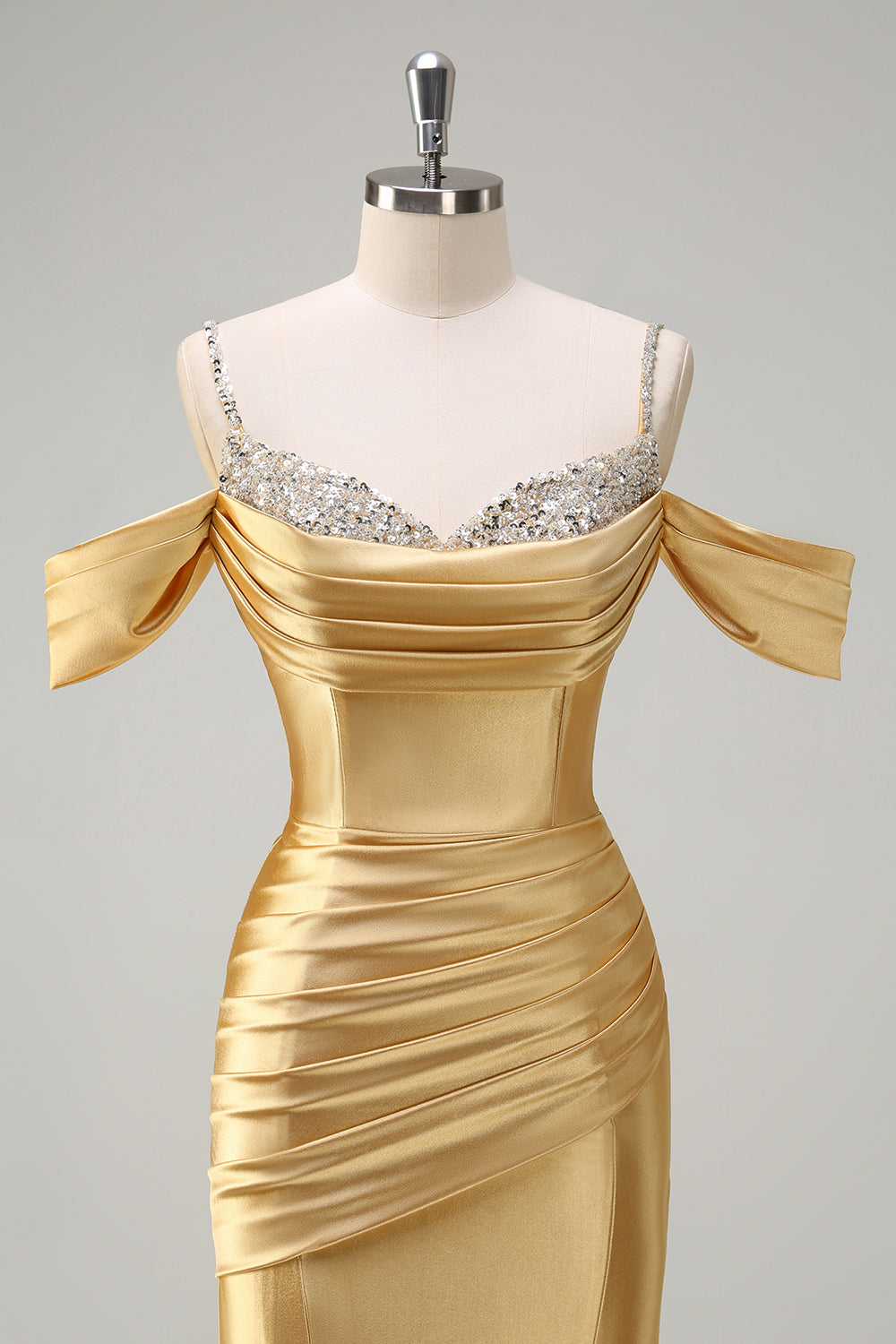 Robe de bal longue sirène en satin rose poudré à fines bretelles froncées et sequins