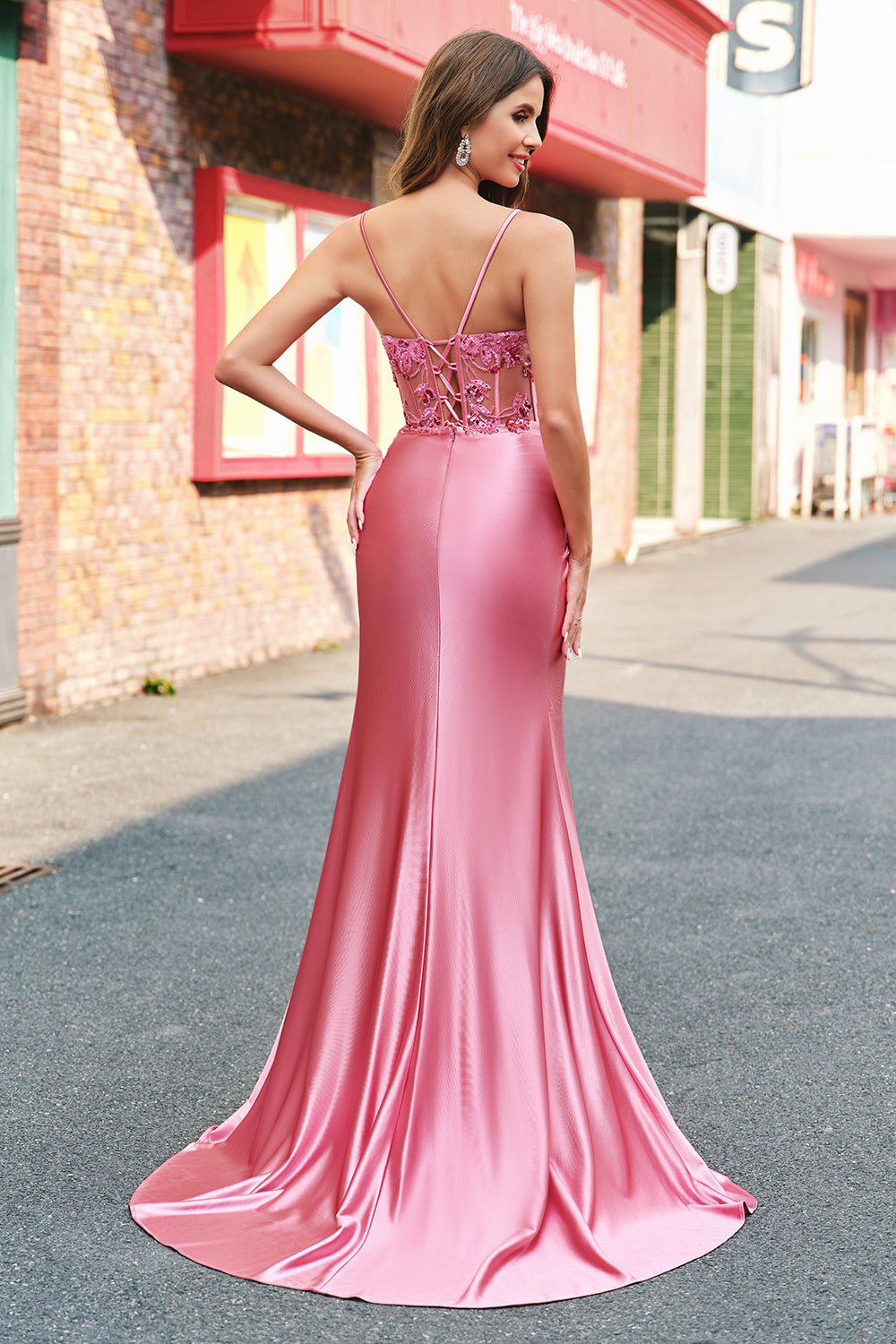 Robe de bal longue sirène en satin corail à fines bretelles et perles, fendue.