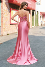 Robe de bal longue sirène en satin corail à fines bretelles et perles, fendue.
