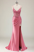 Robe de bal longue sirène en satin corail à fines bretelles et perles, fendue.