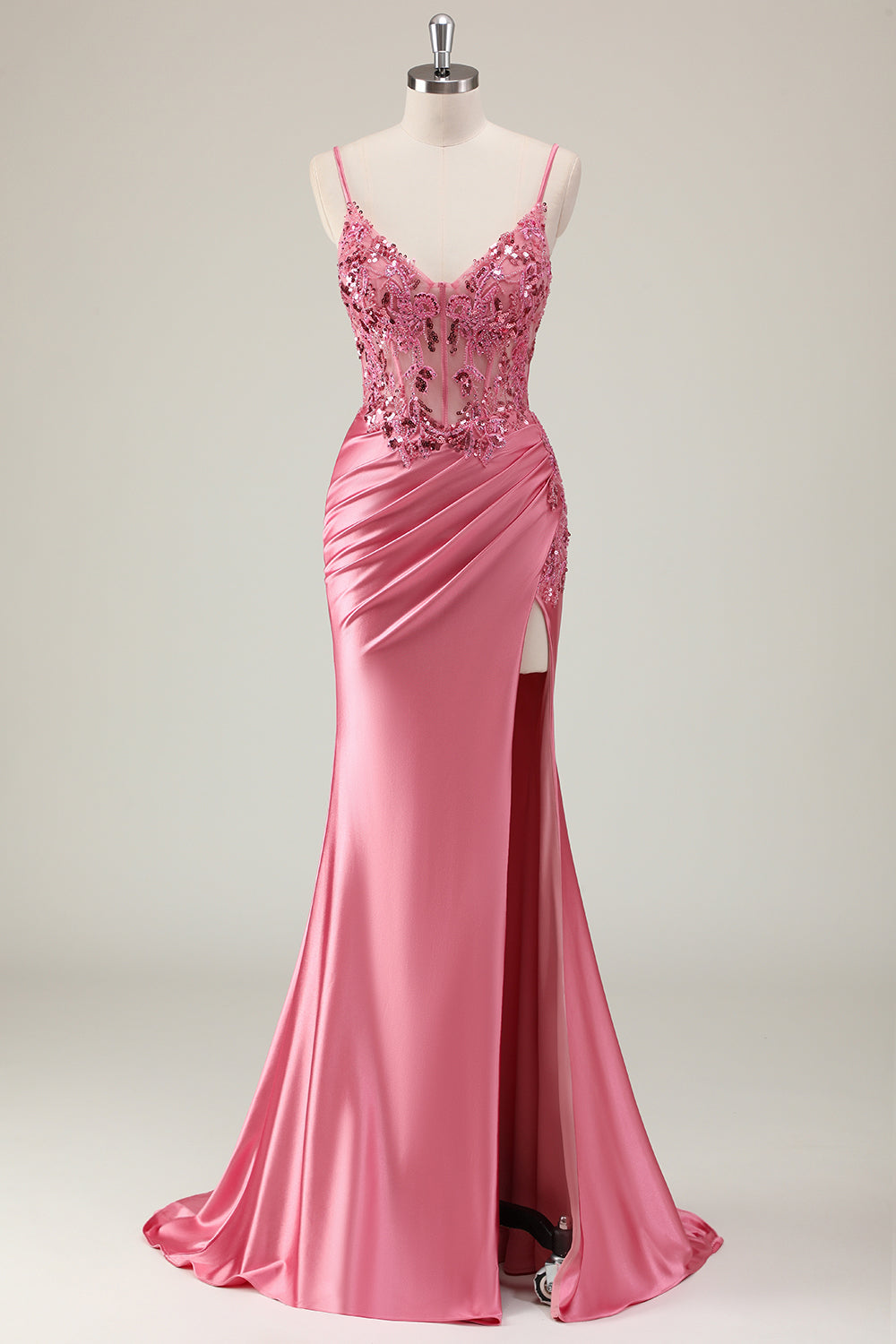 Robe de bal longue sirène en satin corail à fines bretelles et perles, fendue.