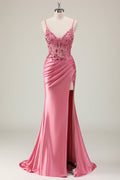Robe de bal longue sirène en satin corail à fines bretelles et perles, fendue.