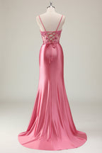 Robe de bal longue sirène en satin corail à fines bretelles et perles, fendue.