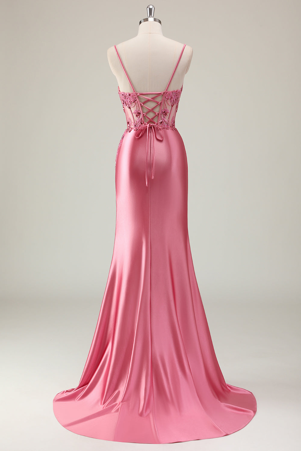 Robe de bal longue sirène en satin corail à fines bretelles et perles, fendue.