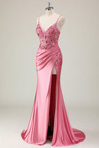 Robe de bal longue sirène en satin corail à fines bretelles et perles, fendue.