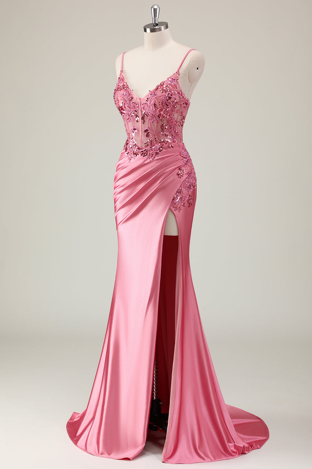 Robe de bal longue sirène en satin corail à fines bretelles et perles, fendue.