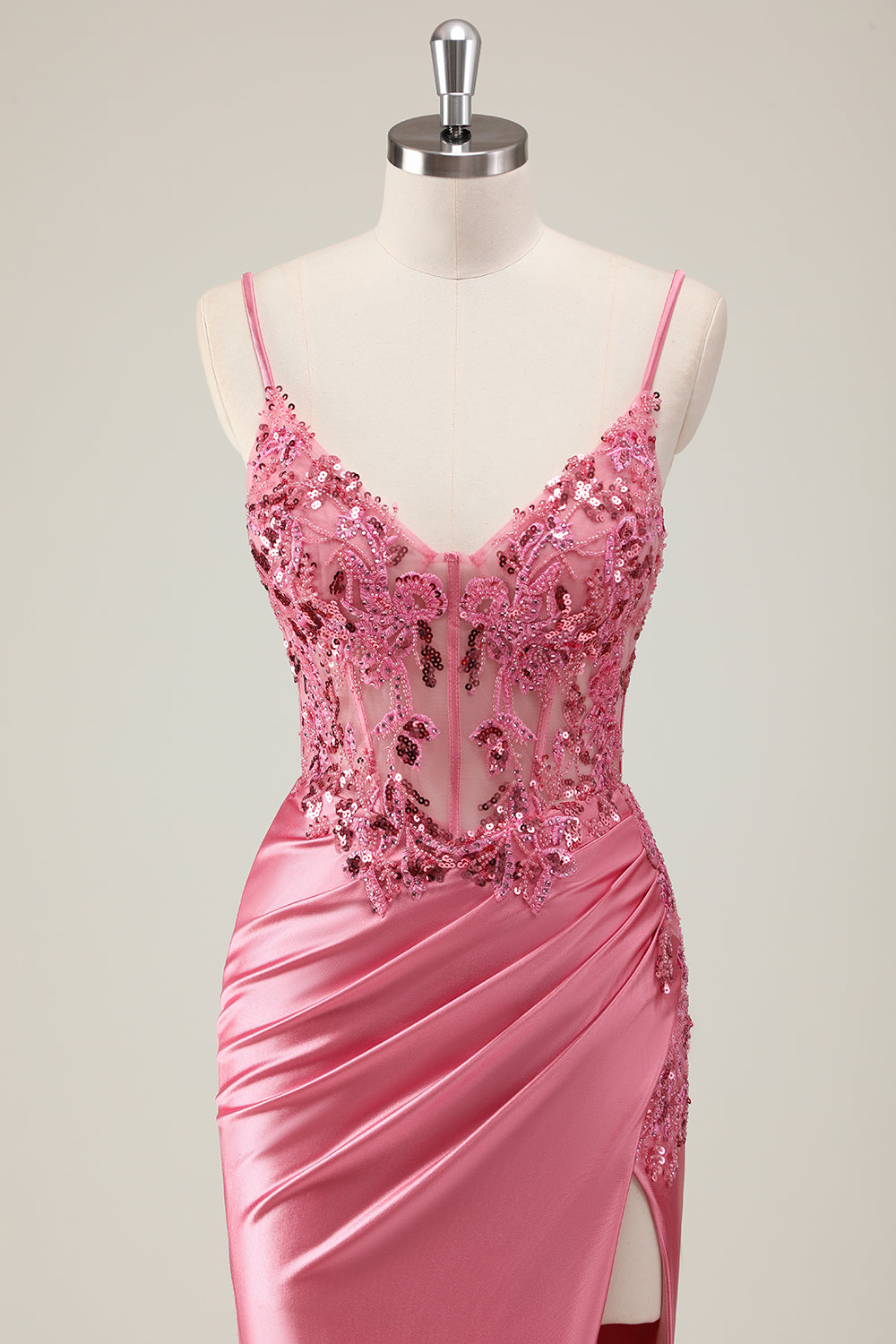 Robe de bal longue sirène en satin corail à fines bretelles et perles, fendue.