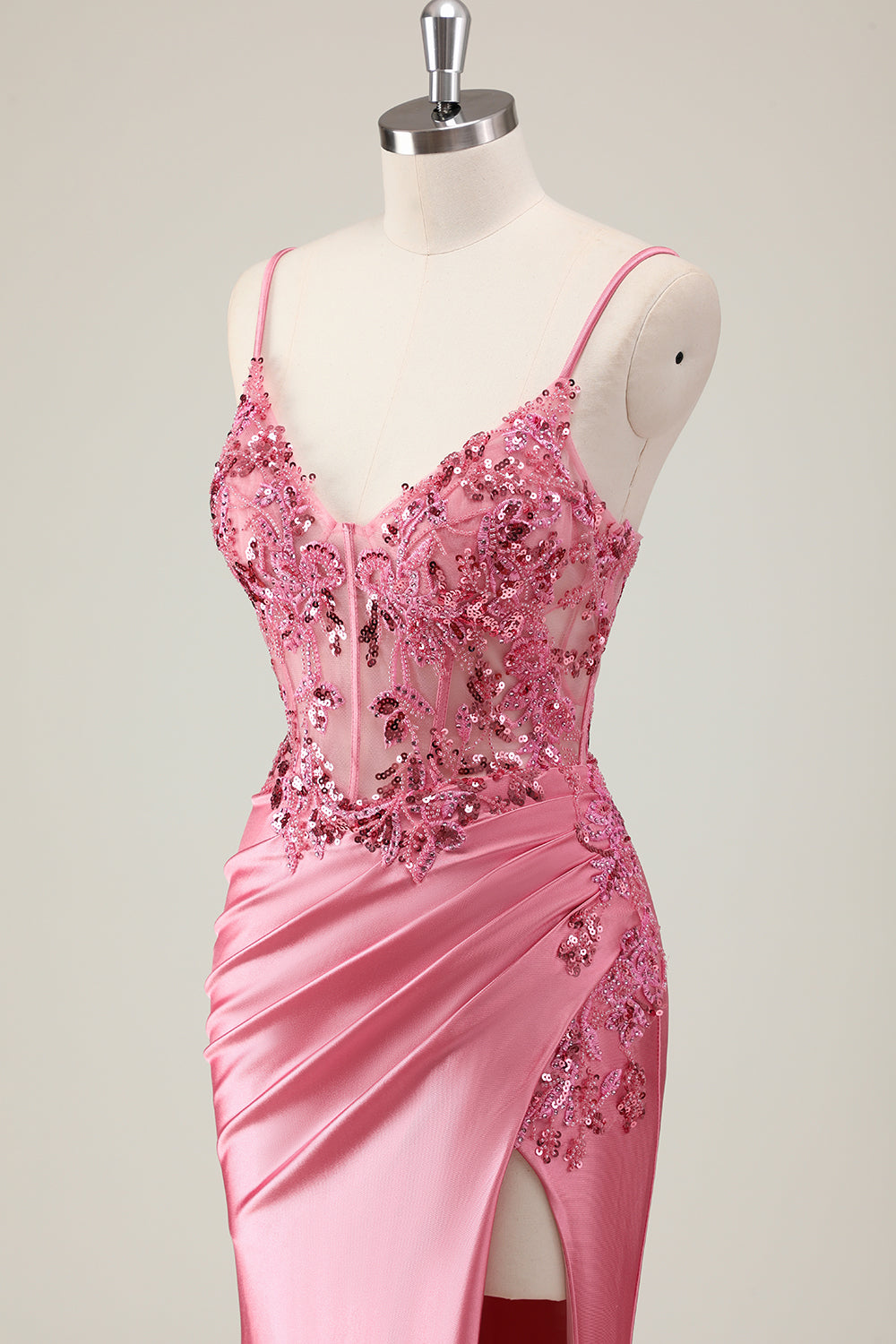 Robe de bal longue sirène en satin corail à fines bretelles et perles, fendue.