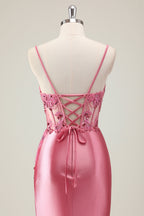 Robe de bal longue sirène en satin corail à fines bretelles et perles, fendue.