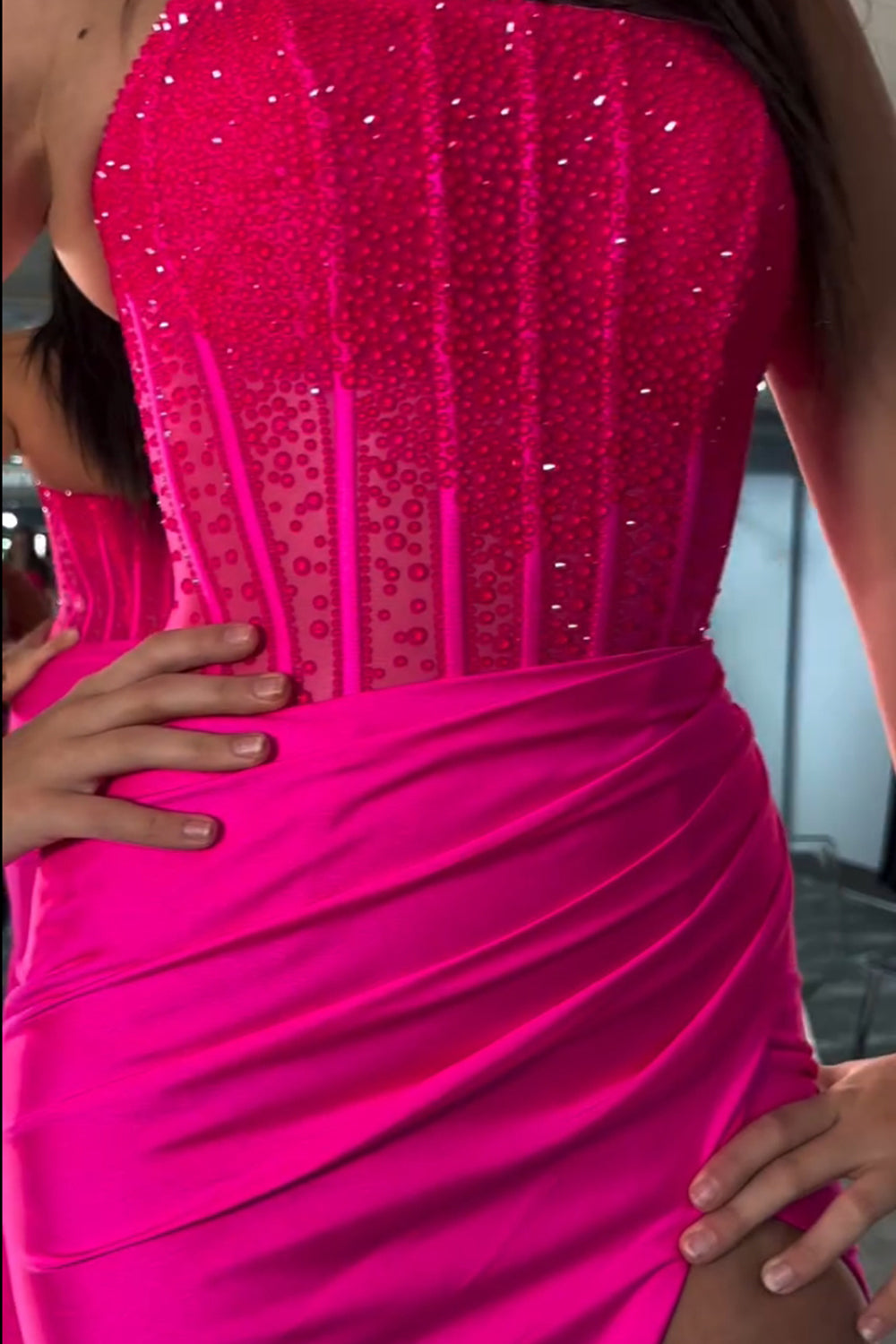 Robe de bal longue sirène sans bretelles, ornée de perles et fendue, à paillettes.