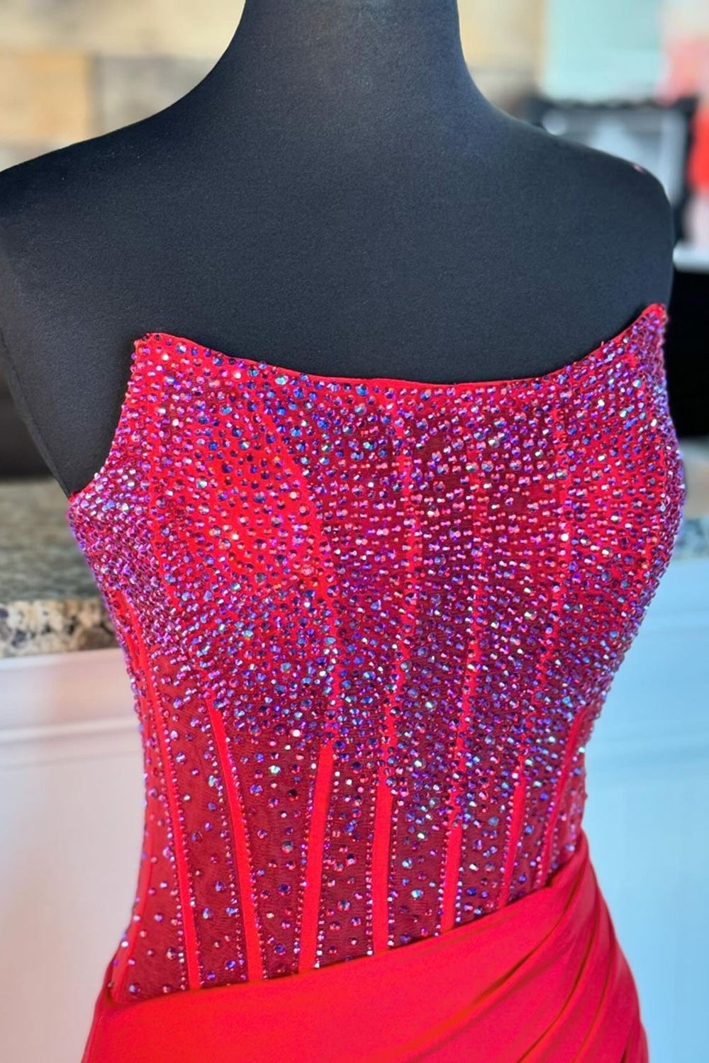 Robe de bal longue sirène sans bretelles, ornée de perles et fendue, à paillettes.