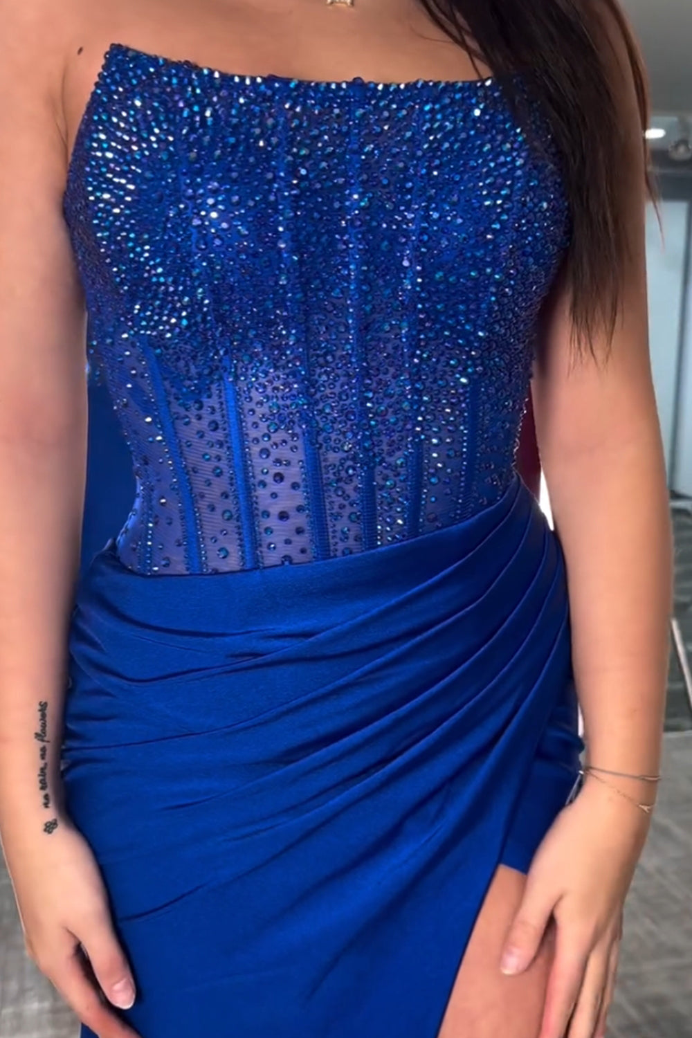 Robe de bal longue sirène sans bretelles, ornée de perles et fendue, à paillettes.