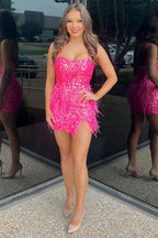 Vestido corto rosa fucsia brillante de tirantes finos para baile de bienvenida con plumas