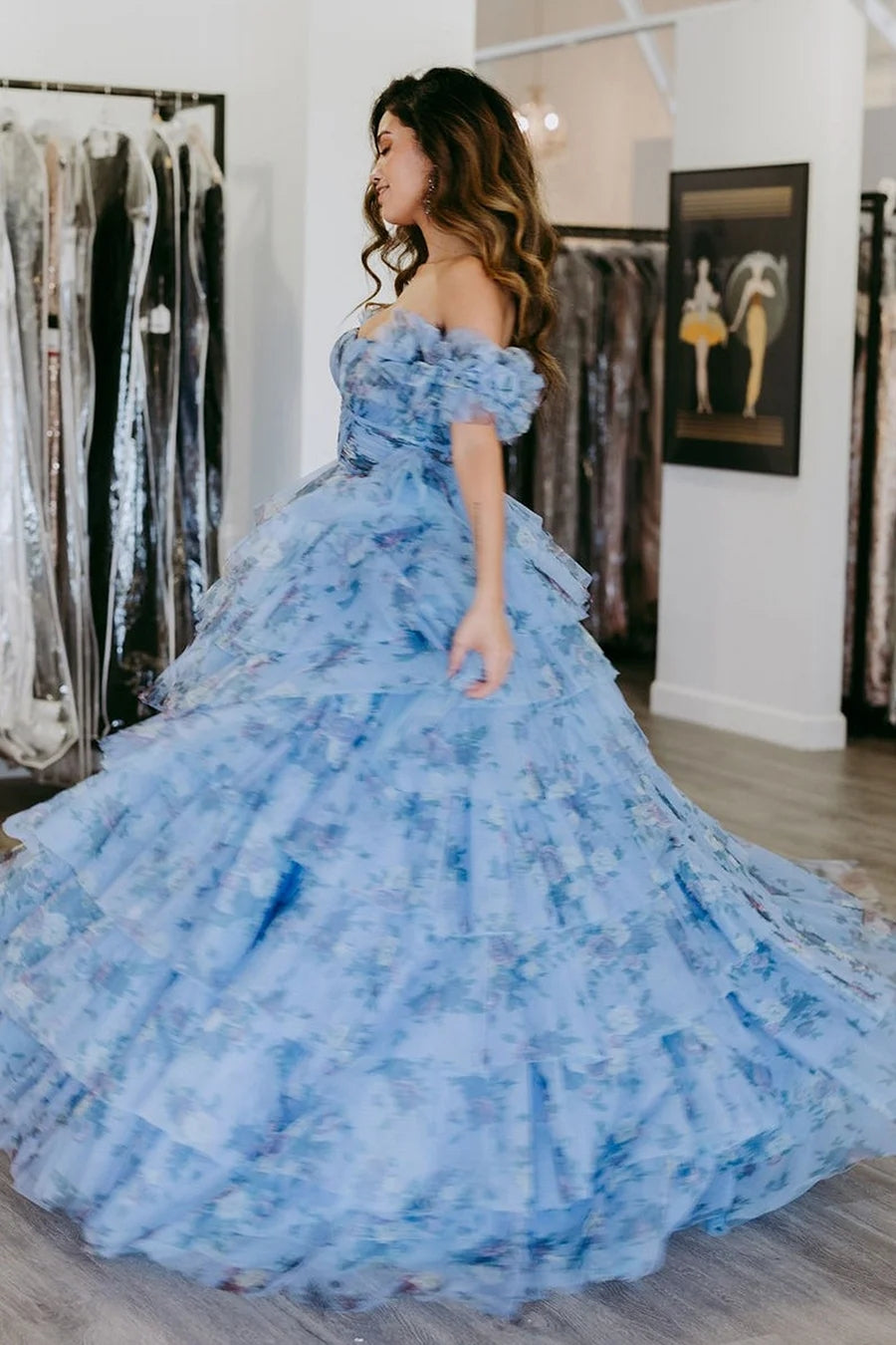 Sigourney | Robe de bal longue trapèze à volants et imprimé floral bleu