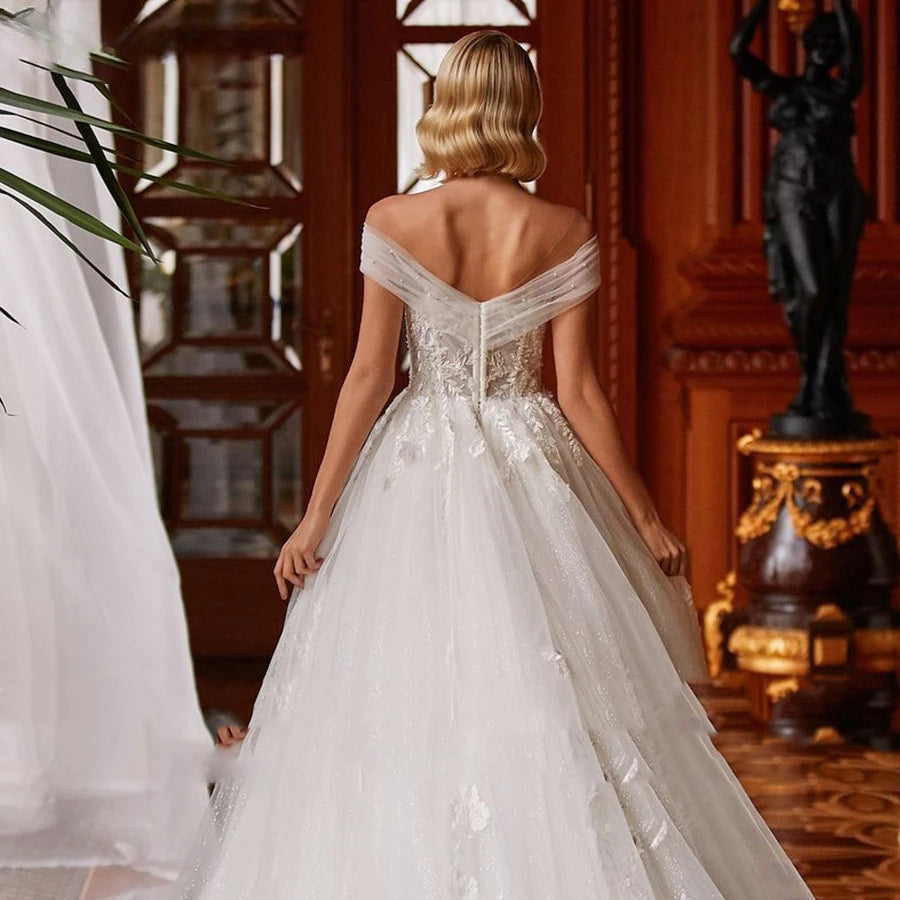 Robe de mariée romantique et sexy à col en V, collection 2023, coupe trapèze, longueur au sol, épaules dénudées, ornée d'appliques perlées. 