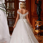 Robe de mariée romantique et sexy à col en V, collection 2023, coupe trapèze, longueur au sol, épaules dénudées, ornée d'appliques perlées. 