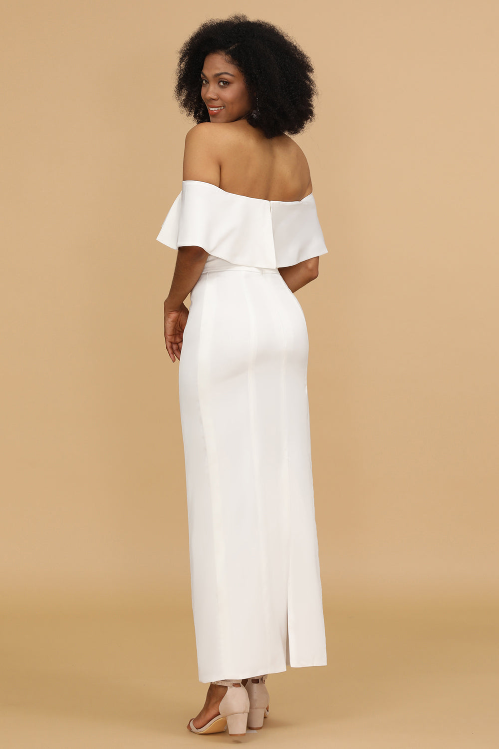 Vestido de dama de honor blanco de satén con hombros descubiertos