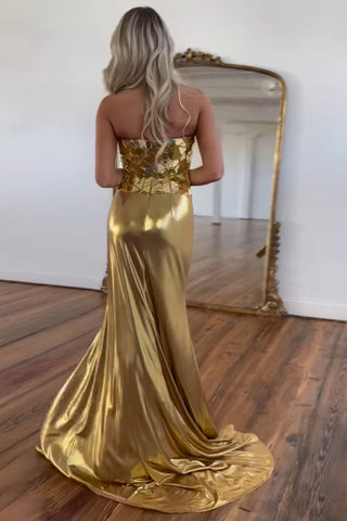 Vestido largo de sirena dorado brillante sin tirantes con abertura