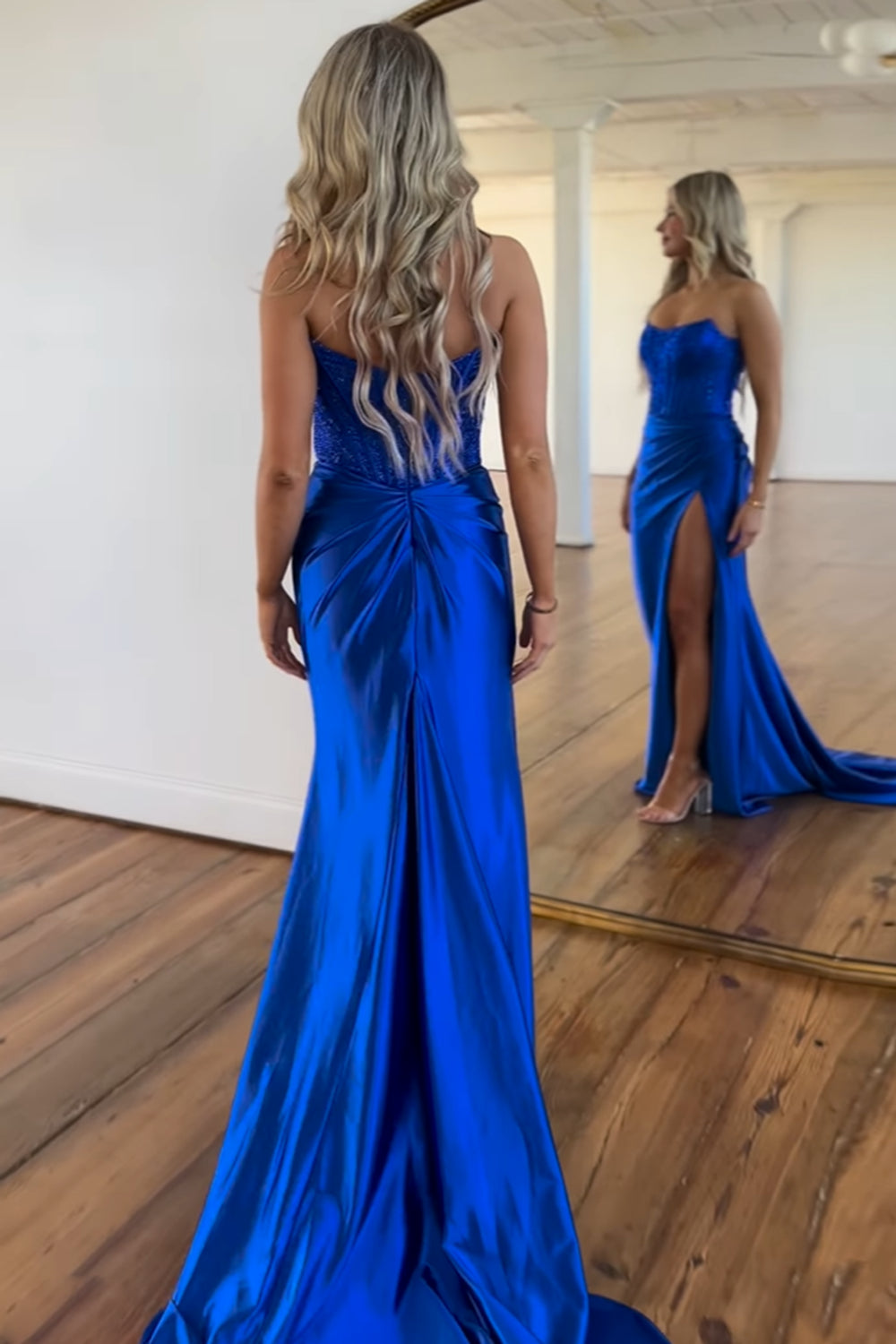 Robe de bal longue sirène en satin à bretelles, sans bretelles et ornée de perles, avec corset et paillettes.