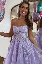 Robe de bal longue bustier en tulle lilas, coupe trapèze, ornée d'appliques