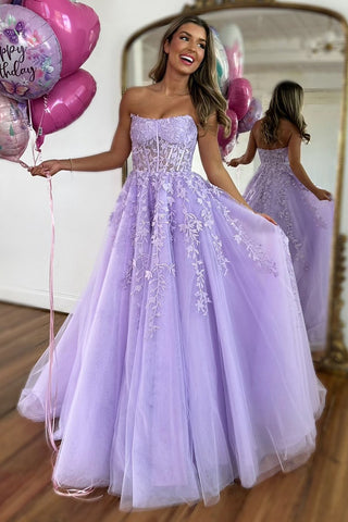 Robe de bal longue bustier en tulle lilas, coupe trapèze, ornée d'appliques